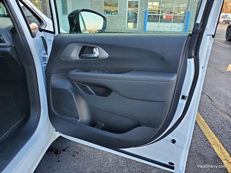 New 2026 Chrysler Pacifica Select