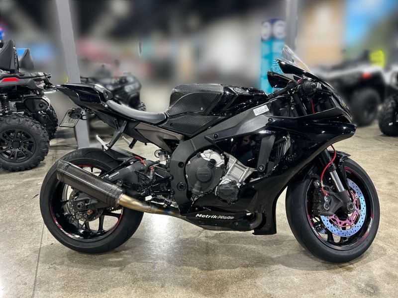 Used 2015 Yamaha YZF-R1 Image 12