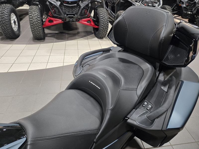 2025 Can-Am SPYDER RT LIMITED MINERAL BLUE WITH DARK ACCENTSImage 12