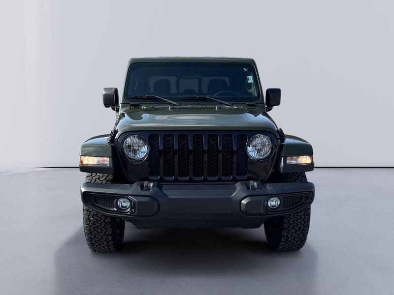 2021 Jeep Gladiator Willys photo 2