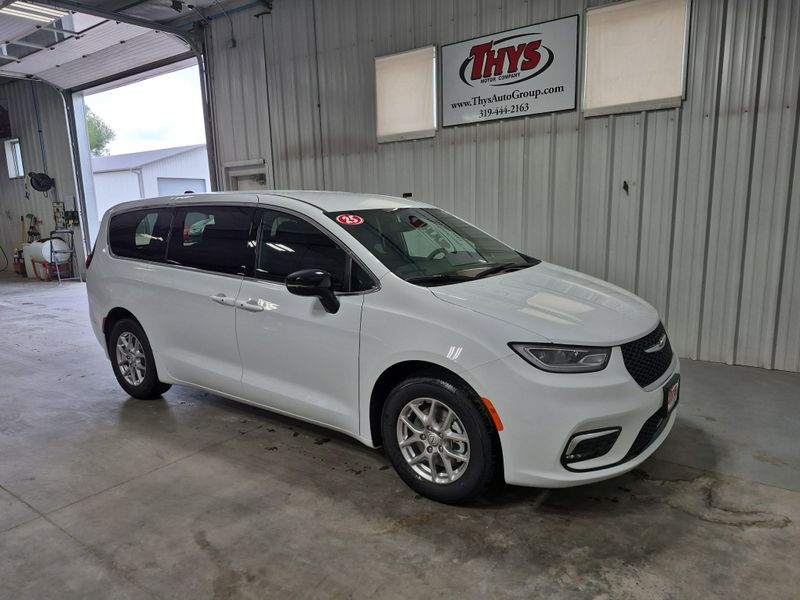 2025 Chrysler Pacifica SelectImage 3