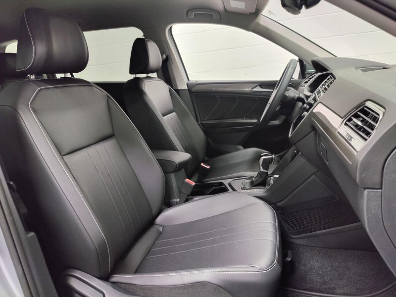 2024 Volkswagen Tiguan SE w/3rd Row SeatImage 4