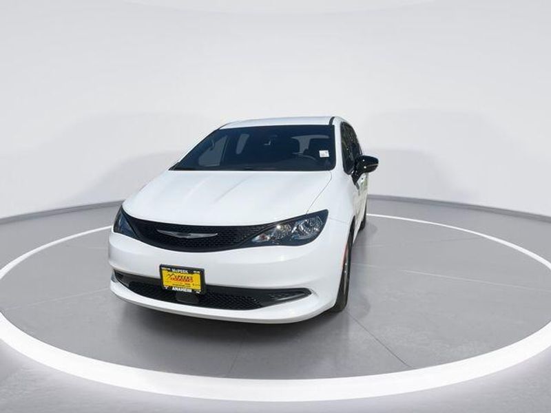 New 2026 Chrysler Voyager LxImage 3