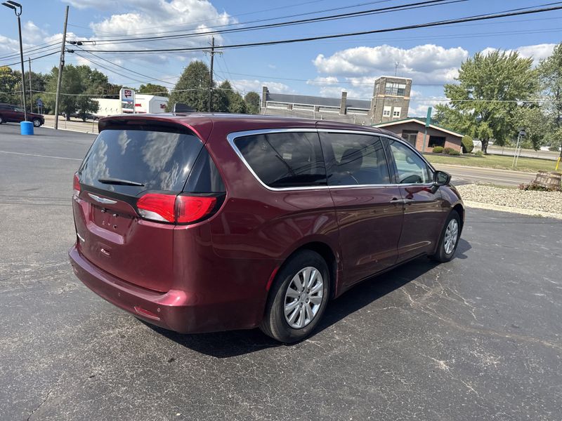 2018 Chrysler Pacifica L photo 6