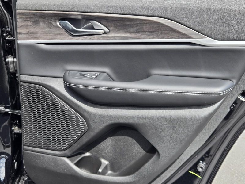 New 2026 Jeep Grand Cherokee Laredo Altitude 4x2