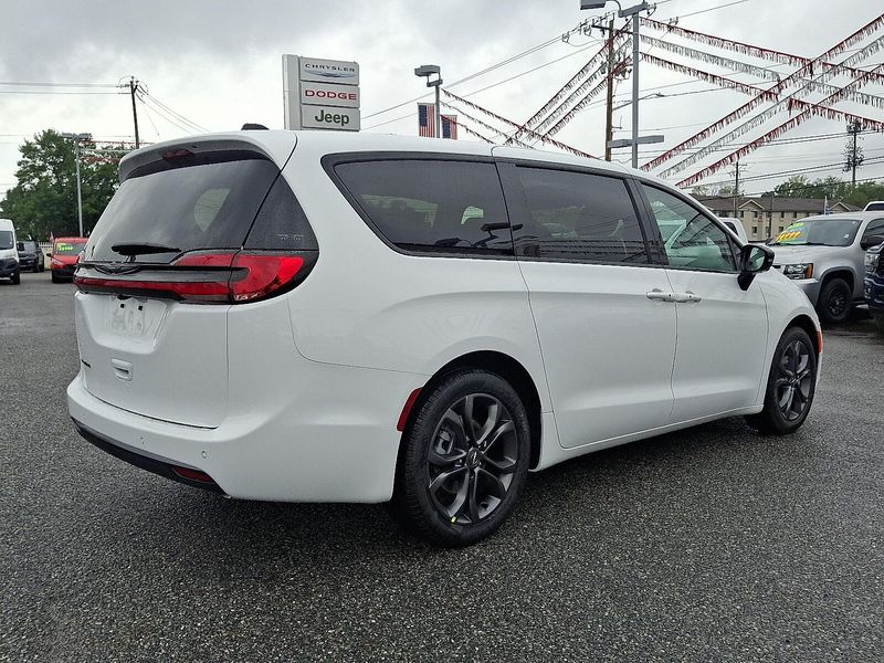 2026 Chrysler Pacifica photo 3