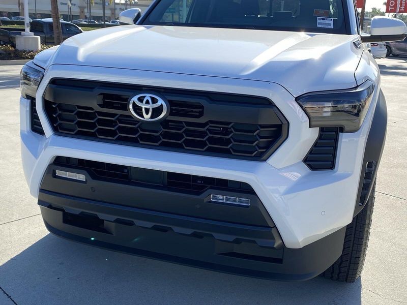 2024 Toyota Tacoma TRD Off Road HybridImage 7