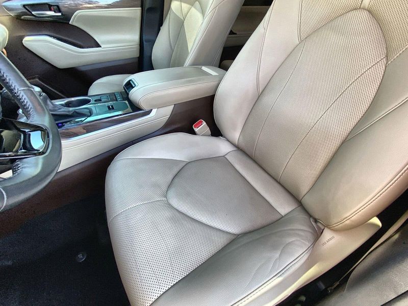 2021 Toyota Highlander LimitedImage 21