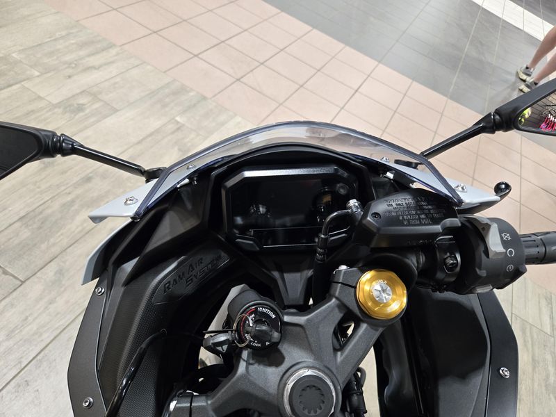 2025 Kawasaki NINJA ZX4RR ABS METALLIC MATTE WHITISH SILVER AND METALLIC FLAT SPARK BLACK Image 10