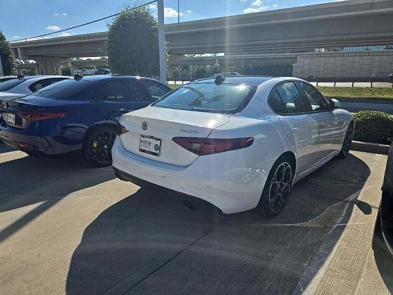 2022 Alfa Romeo Giulia Ti photo 2