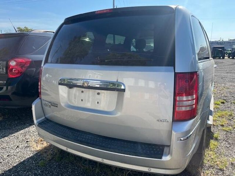 Used 2008 Chrysler Town & Country LMTImage 3