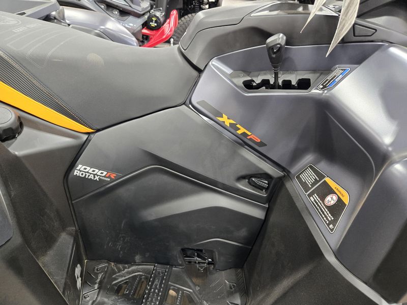 New 2025 Can-Am OUTLANDER XTP 1000R MINERAL GREY AND ORANGE CRUSH Image 18