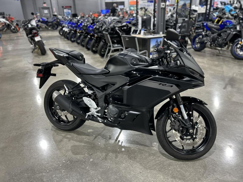 Used 2025 Yamaha YZF-R3 ABS Image 3