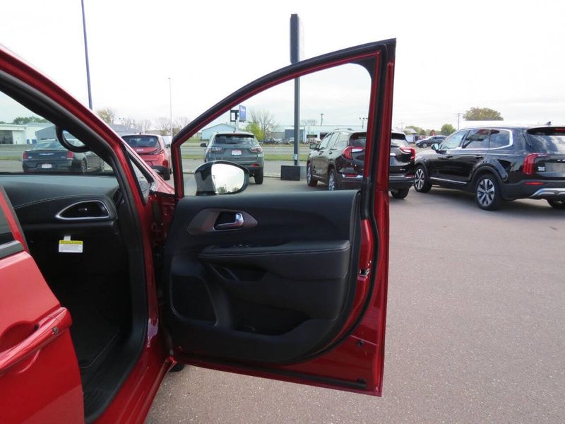 New 2026 Chrysler Pacifica SelectImage 35