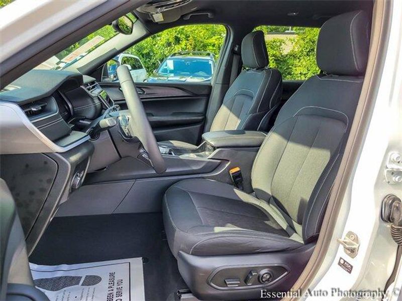 2024 Jeep Grand Cherokee Laredo photo 4
