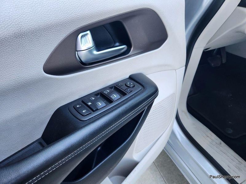 2022 Chrysler Voyager LXImage 32