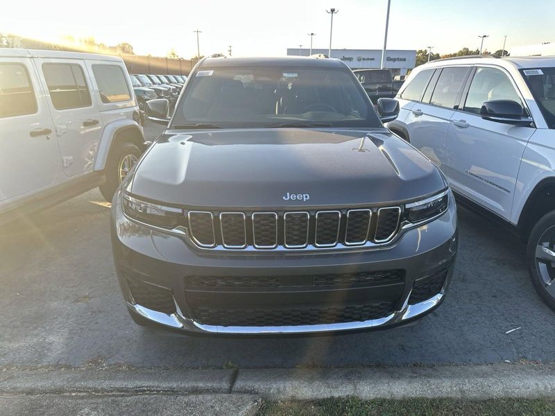 2025 Jeep Grand Cherokee L Limited 4x4Image 2