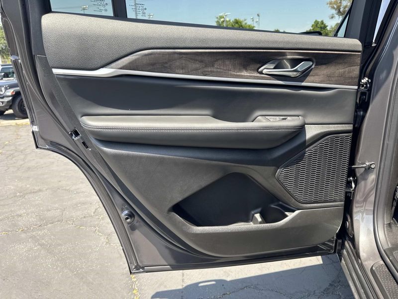 New 2026 Jeep Grand Cherokee L Laredo Altitude 4x2