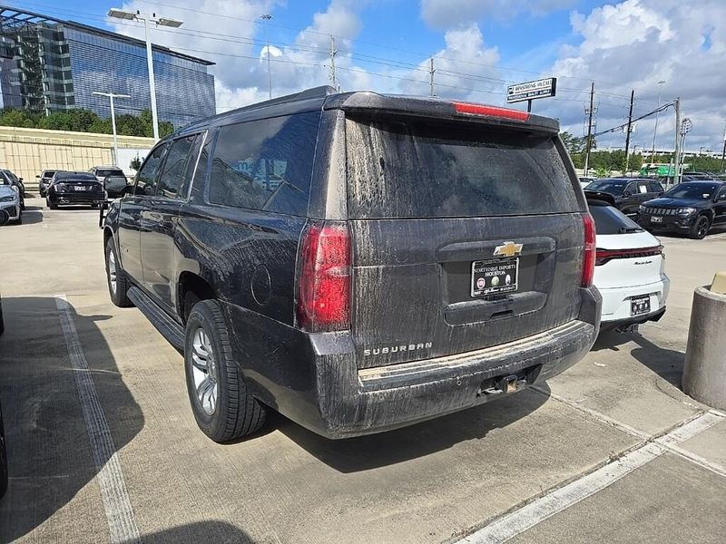 Used 2018 Chevrolet Suburban LTImage 4