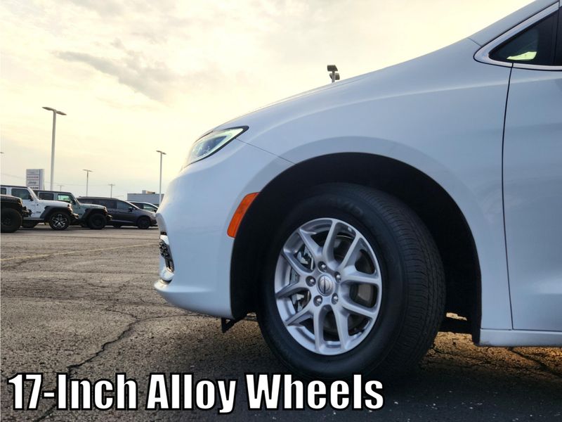 Used 2025 Chrysler Pacifica Select