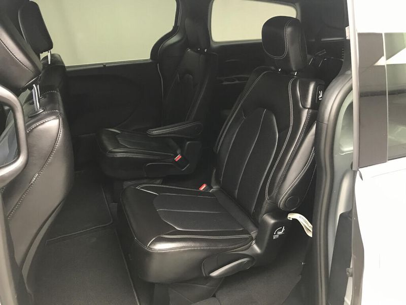 Used 2026 Chrysler Pacifica SelectImage 16
