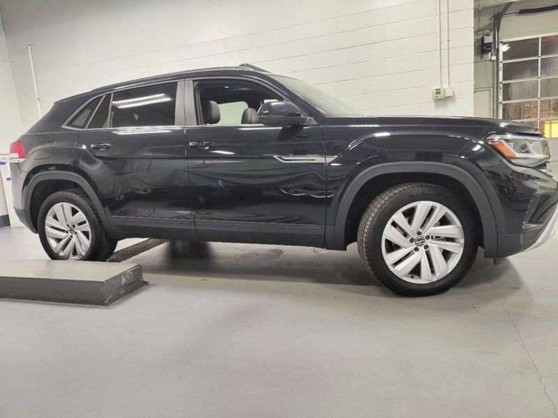 2023 Volkswagen Atlas Cross Sport V6 AWD SE w/Technology/SunroofImage 4