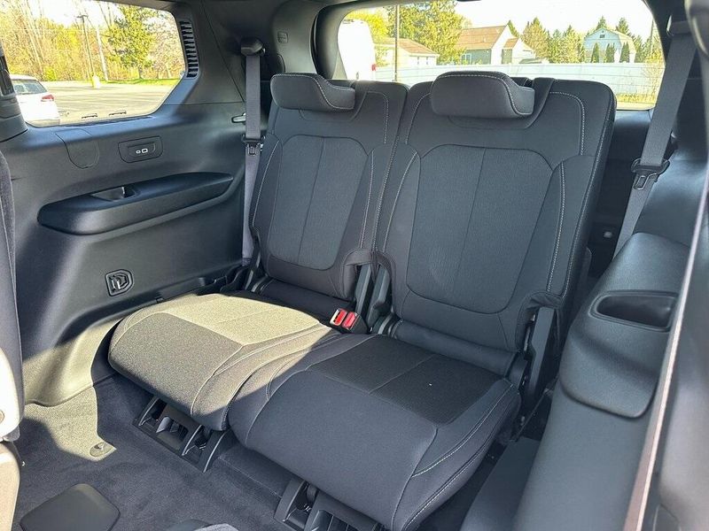 2025 Jeep Grand Cherokee L Laredo X 4x4Image 14