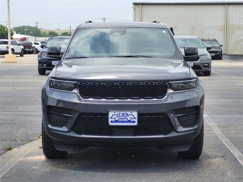2025 Jeep Grand Cherokee LaredoImage 2