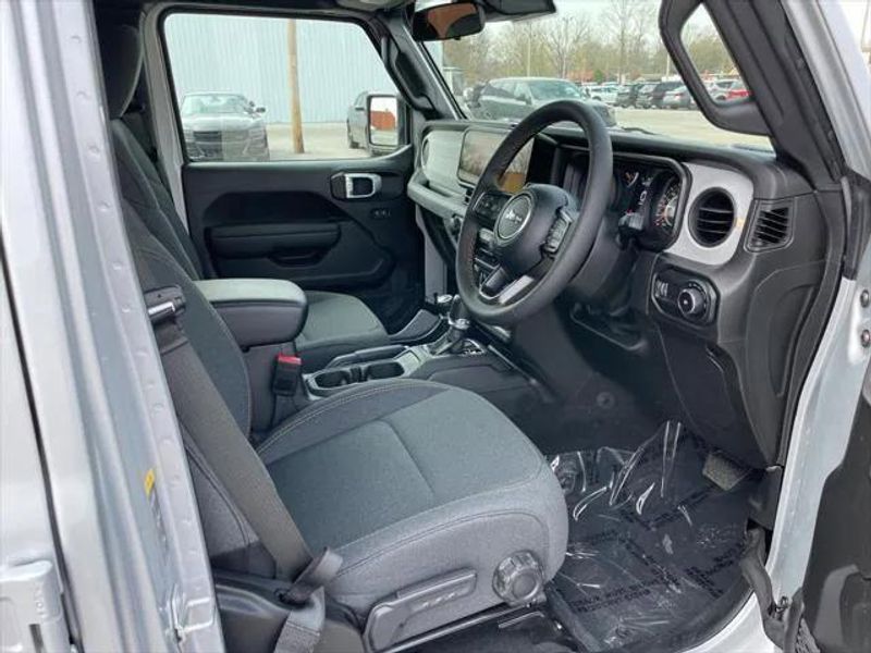 2024 Jeep Wrangler Unlimited Sport RHD photo 11