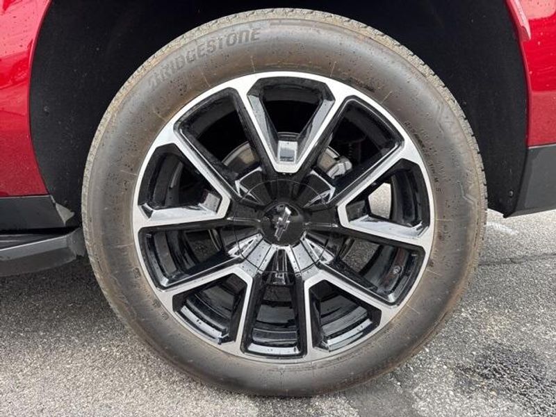 2025 Chevrolet Suburban RST photo 11