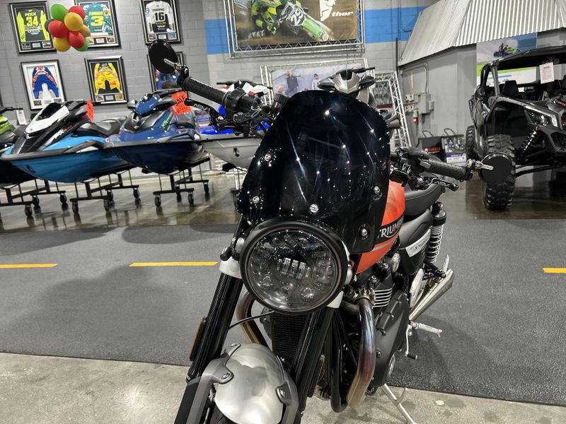 2023 Triumph SPEED TWIN 1200  in a MATTE BAJA ORANGE exterior color. Del Amo Motorsports of Redondo Beach (424) 390-7811 delamomotorsports.com 