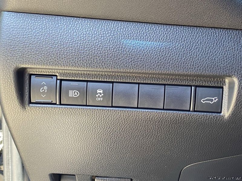 Used 2021 Toyota Venza LEImage 24