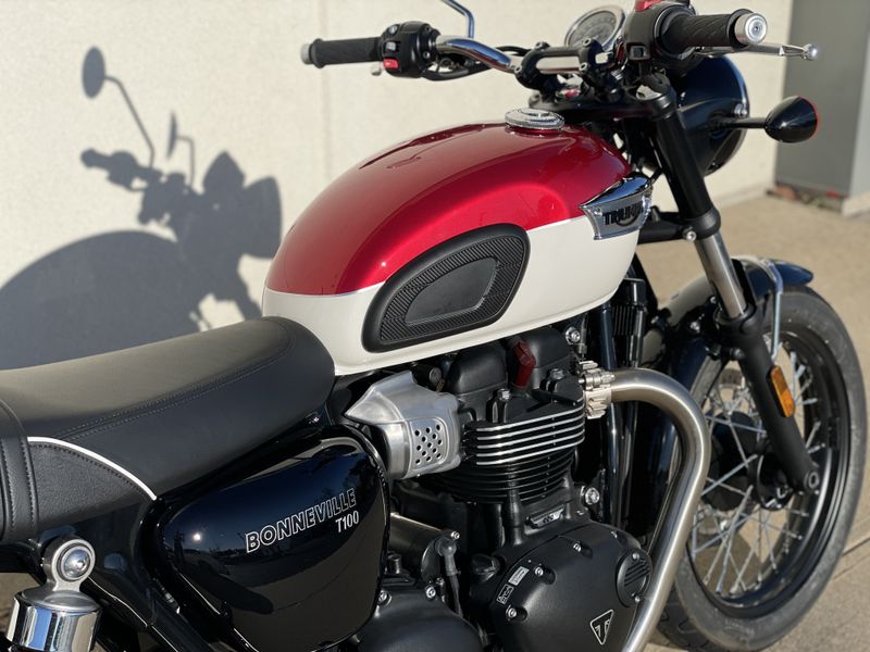 2024 Triumph BONNEVILLE T100 in a CARNIVAL RED / FUSION WHITE exterior color. Cross Country Powersports 732-491-2900 crosscountrypowersports.com 
