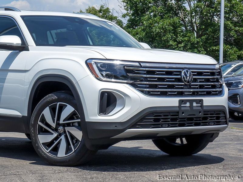 2024 Volkswagen Atlas SEL photo 2