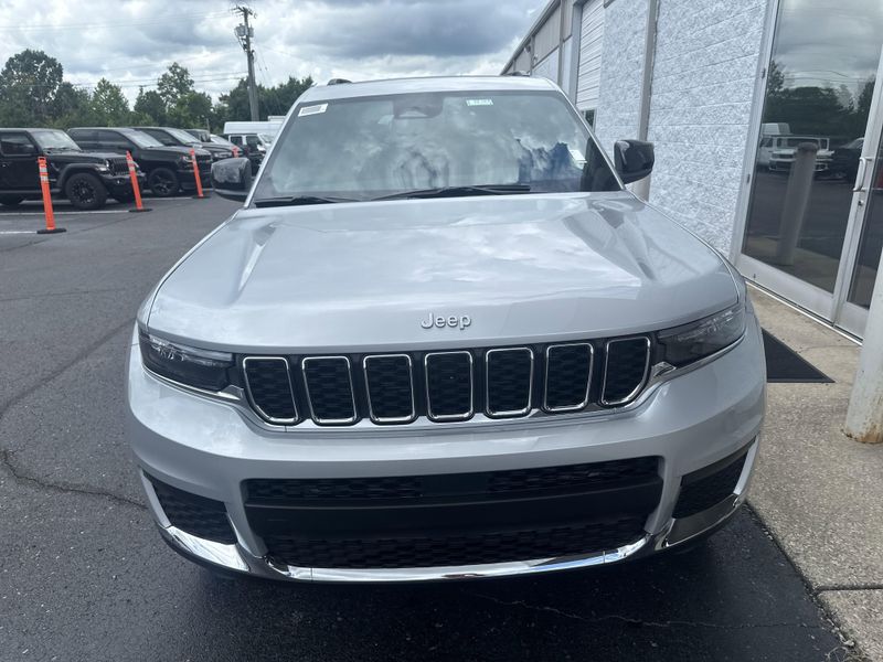 New 2025 Jeep Grand Cherokee L Laredo X 4x4Image 2