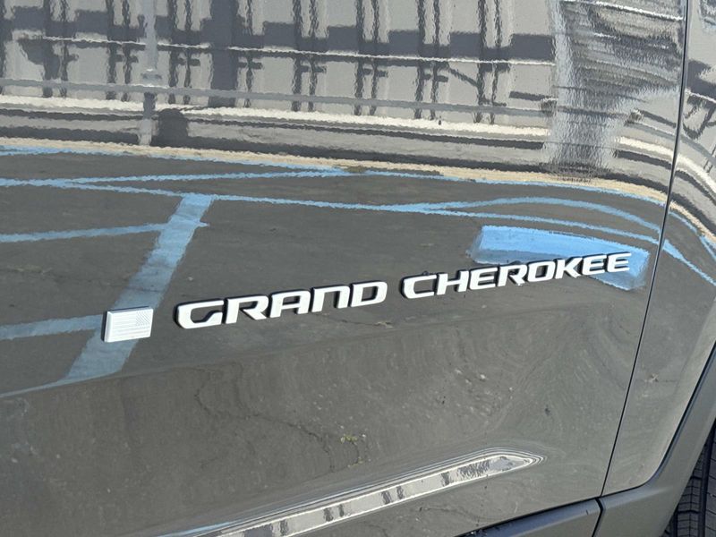 New 2026 Jeep Grand Cherokee L Laredo 4x2