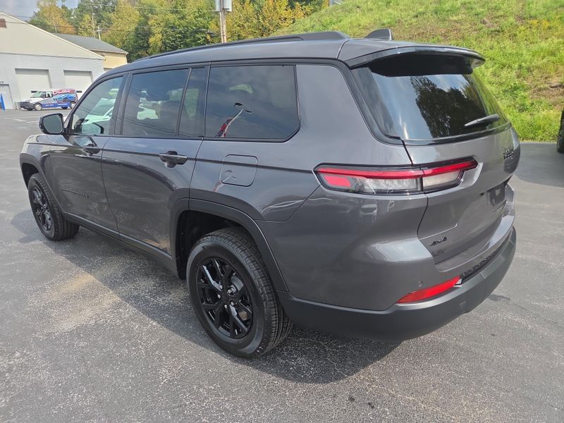 2025 Jeep Grand Cherokee Altitude photo 3