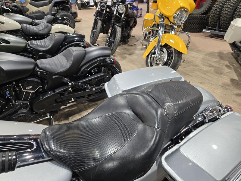 USED 2010 HARLEY STREET GLIDE Image 12