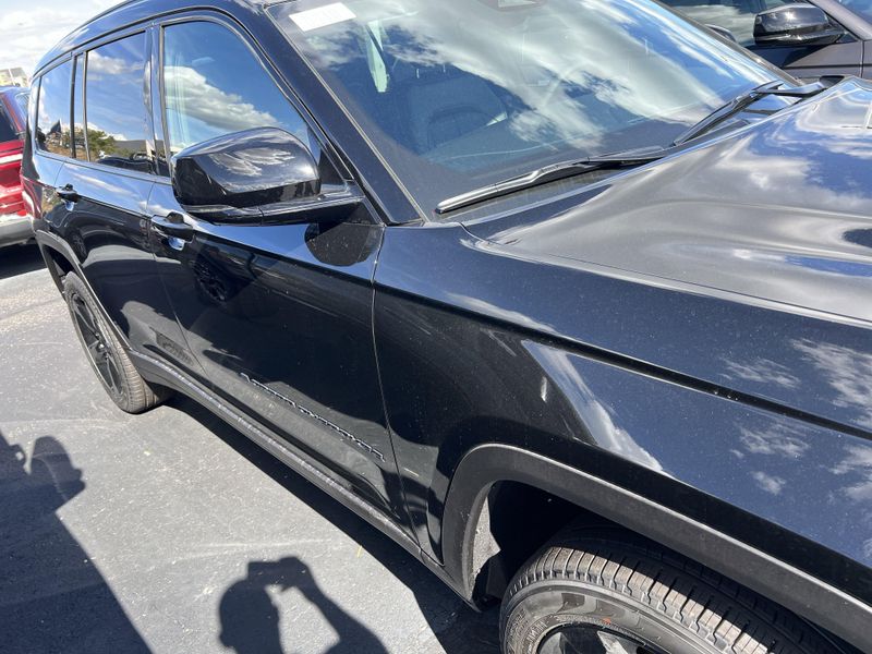 New 2025 Jeep Grand Cherokee L Limited 4x4Image 4