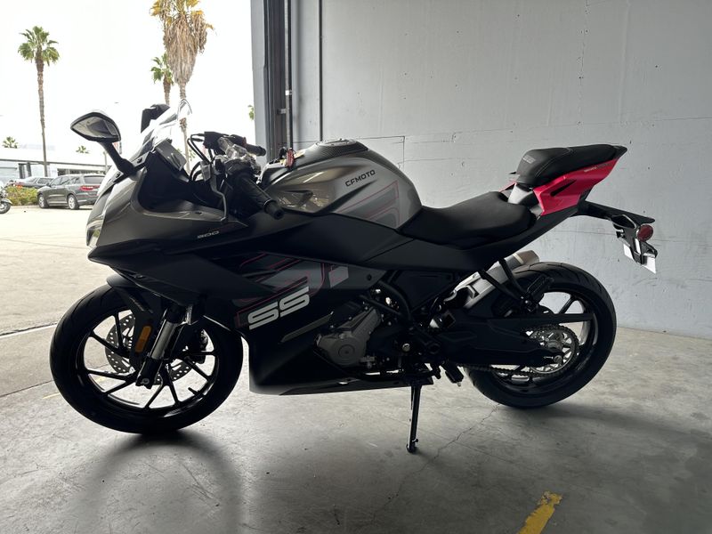 2025 CFMOTO 300SS Image 14