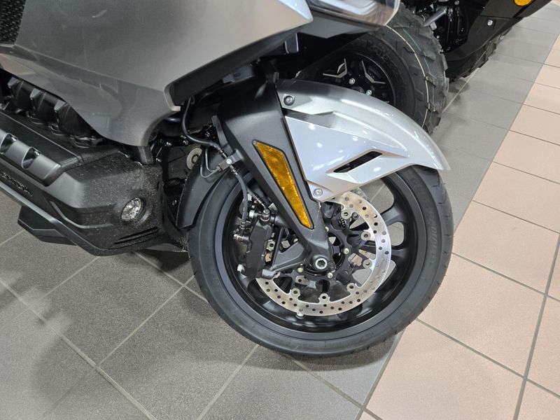 New 2025 Honda GOLD WING TOUR LIGHT SILVER METALLIC Image 23
