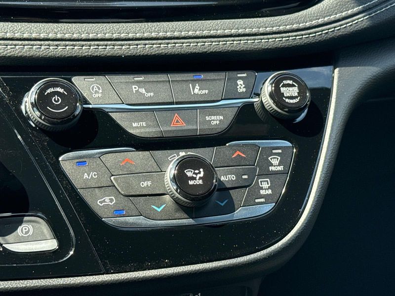 New 2027 Chrysler Pacifica Select Awd