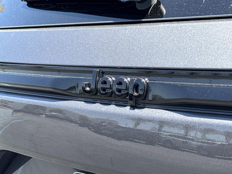New 2026 Jeep Grand Cherokee Laredo Altitude 4x2