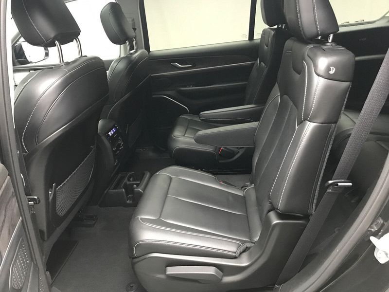 Used 2022 Jeep Grand Cherokee L LimitedImage 9
