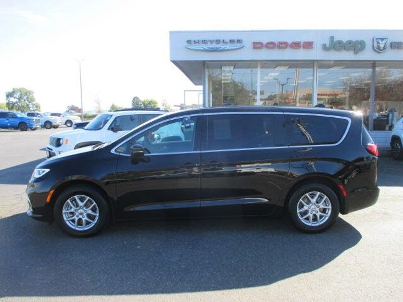 Used 2025 Chrysler Pacifica SelectImage 13