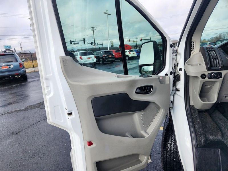 2019 Ford Transit-150 Image 17