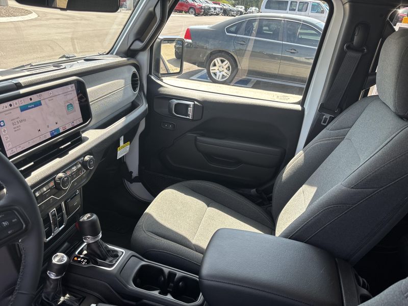 Used 2026 Jeep Wrangler Sport SImage 13