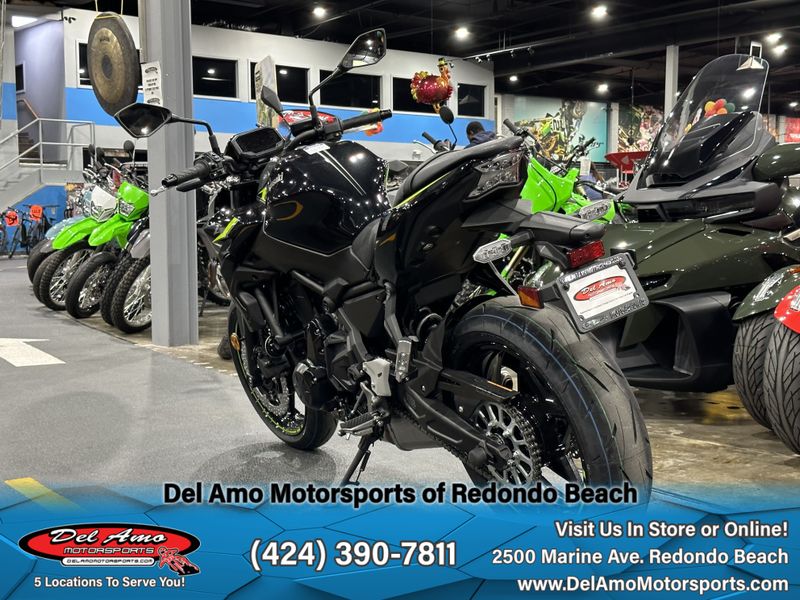 2024 Kawasaki ER650PRFNL-GY2  in a METALLIC MATTE DARK GRAY/METALLIC SPARK BLACK exterior color. Del Amo Motorsports of Redondo Beach (424) 304-1660 delamomotorsports.com 