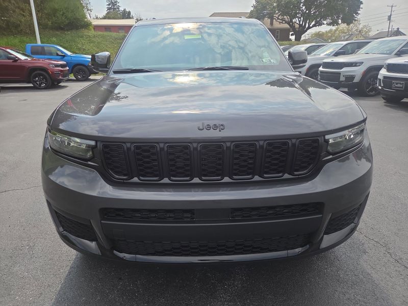2025 Jeep Grand Cherokee Altitude photo 4