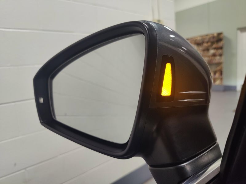 Used 2022 Volkswagen Tiguan SE AWD w/SunroofImage 9